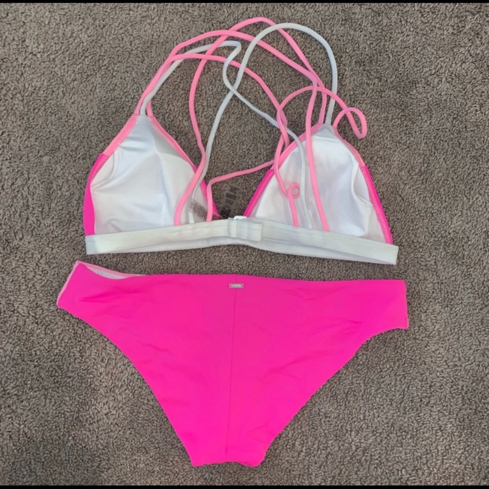 Victoria’s Secret Bikini - Picture 5 of 8